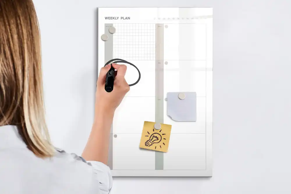 Tablă magnetică de perete pentru program săptămânal