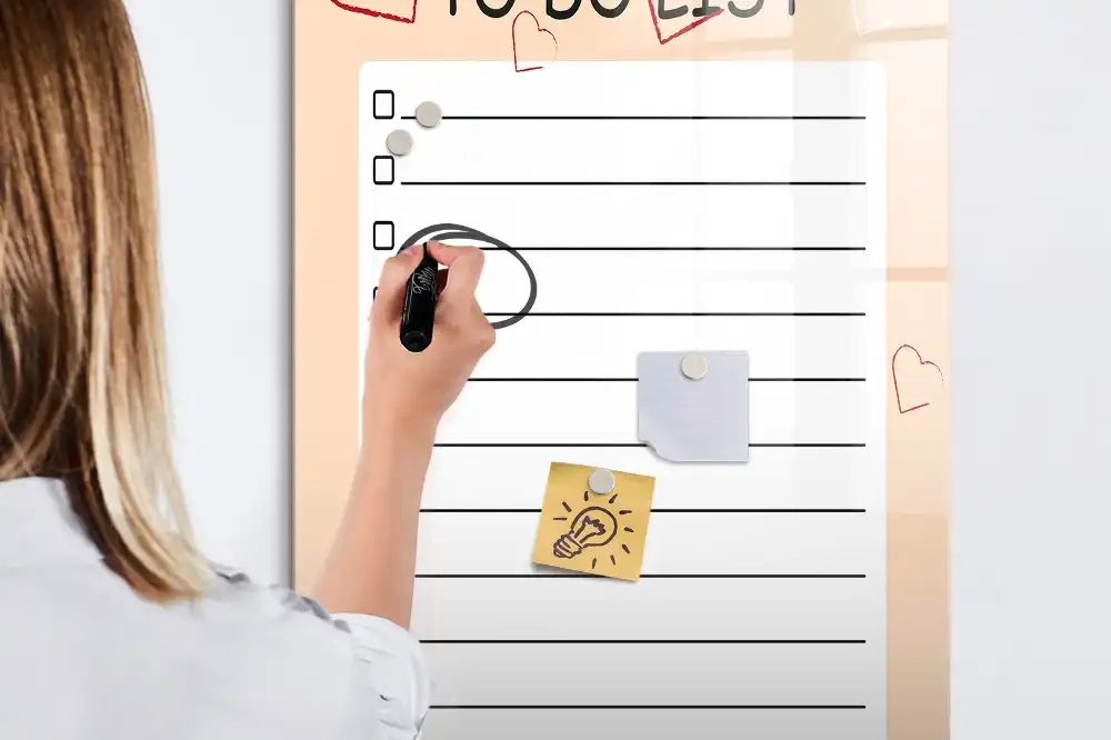 Tablă magnetică de perete pentru organizarea listei de priorități