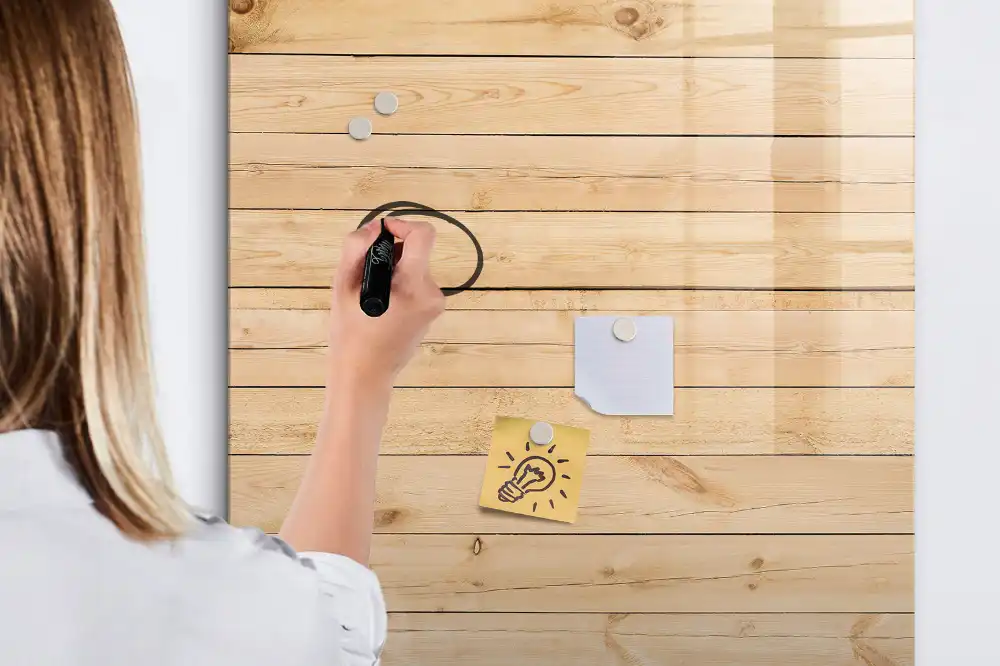 Tablă magnetică de birou cu aspect de scânduri din lemn deschis la culoare