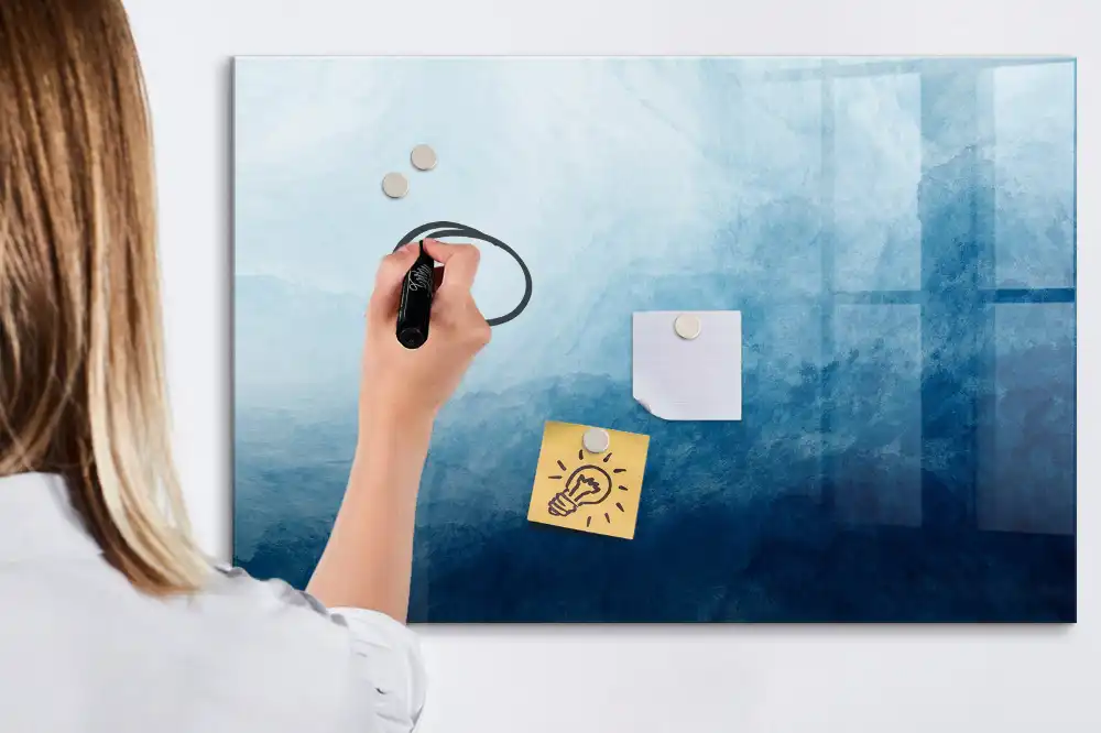 Tablă magnetică cu marker reprezentând o pictură abstractă acvatică