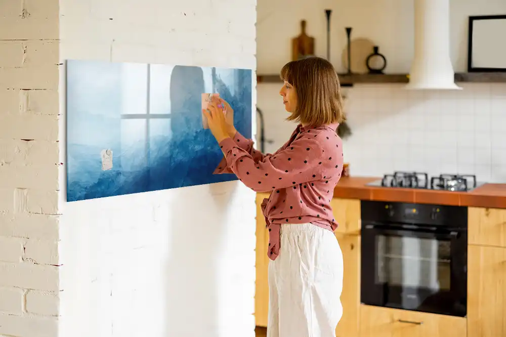 Tablă magnetică cu marker reprezentând o pictură abstractă acvatică
