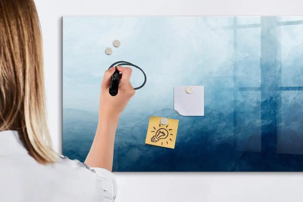 Tablă magnetică cu marker reprezentând o pictură abstractă acvatică