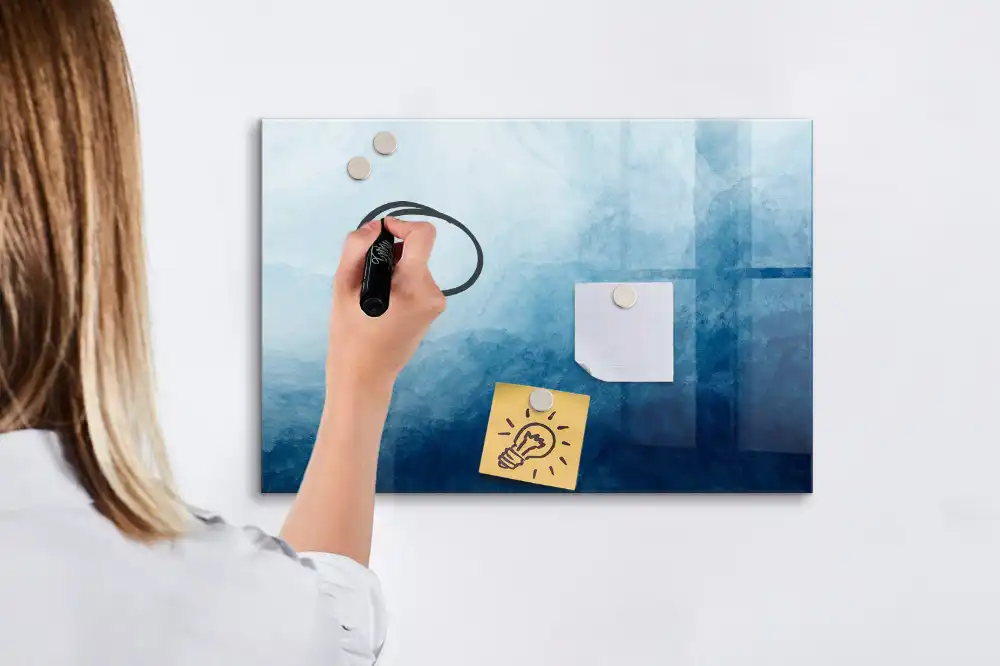 Tablă magnetică cu marker reprezentând o pictură abstractă acvatică