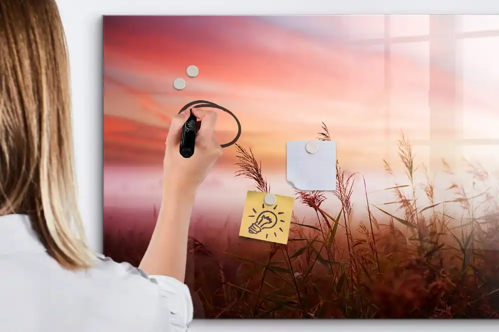 Tablă magnetică cu marker motiv peisaj de dimineață cu ceață în pădure