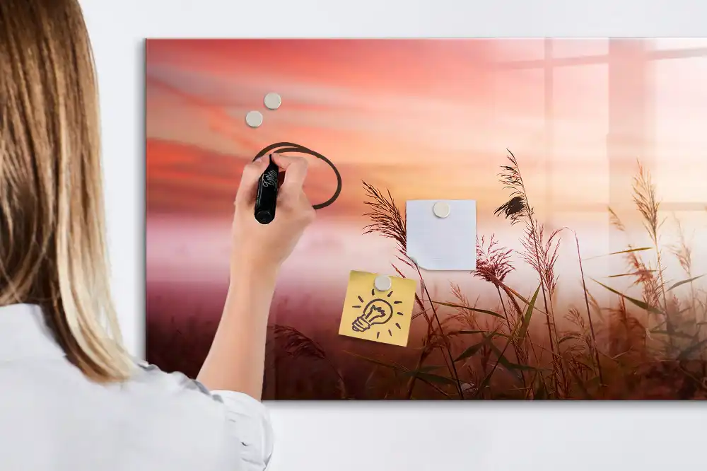 Tablă magnetică cu marker motiv peisaj de dimineață cu ceață în pădure