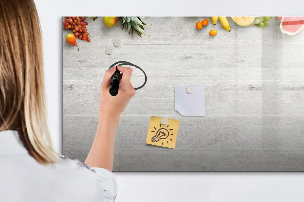 Tablă cu marker și ilustrație cu fructe pe masă