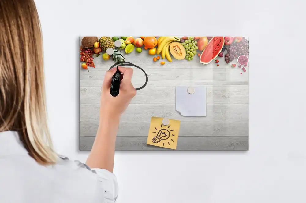Tablă cu marker și ilustrație cu fructe pe masă