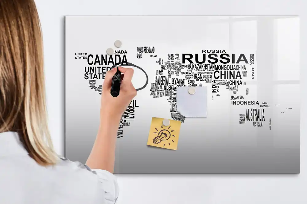 Tablă magnetică cu marker și continente formate din litere