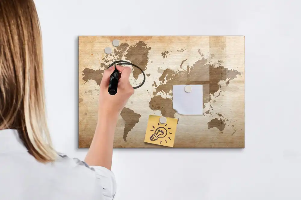 Tablă magnetică cu hartă ilustrată a lumii și marker