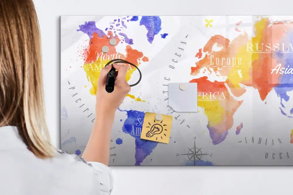 Tablă magnetică cu hartă artistică a lumii și marker