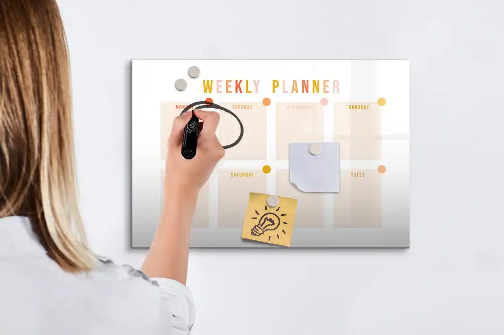 Tablă magnetică pentru planificarea săptămânală a activităților