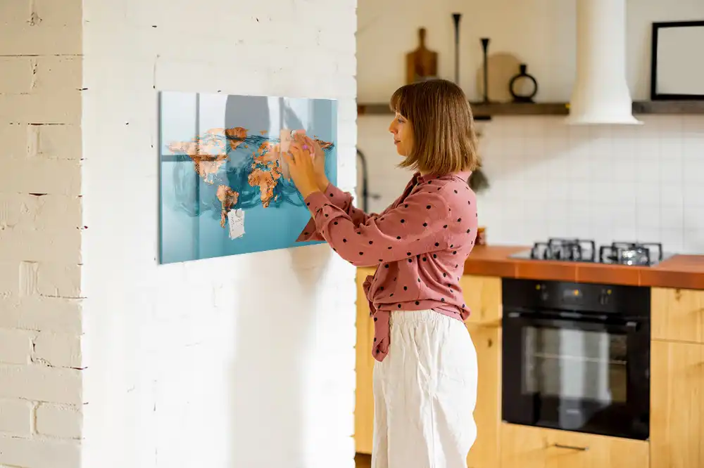 Tablă magnetică cu marker reprezentând harta artistică a continentelor
