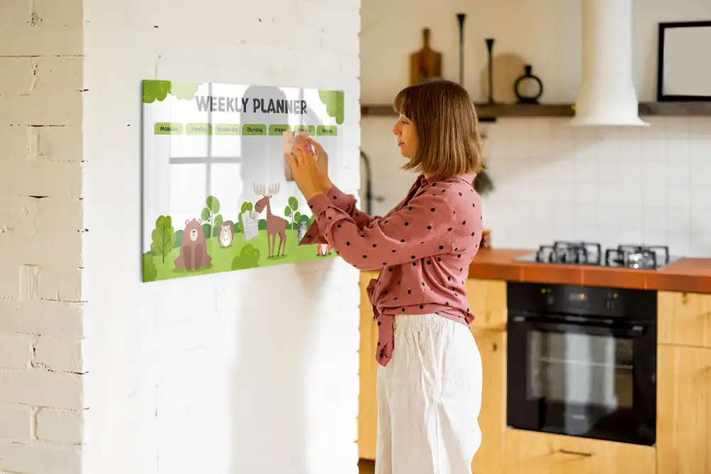 Tablă magnetică pentru orarul cursurilor și activităților școlare