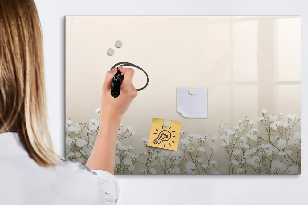 Tablă magnetică cu marker și model cu muguri de flori