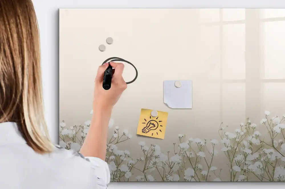 Tablă magnetică cu marker și model cu muguri de flori