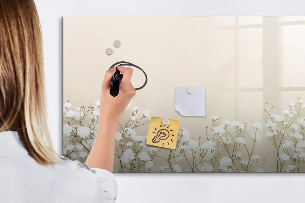 Tablă magnetică cu marker și model cu muguri de flori