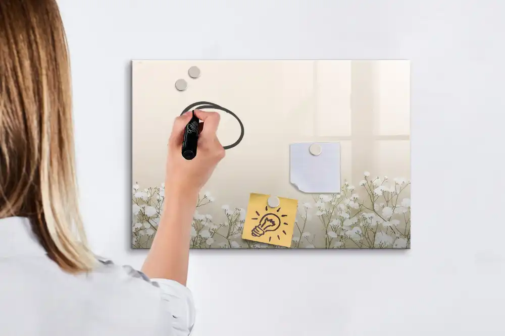 Tablă magnetică cu marker și model cu muguri de flori