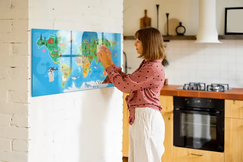 Tablă magnetică cu hartă și desene animate pentru copii