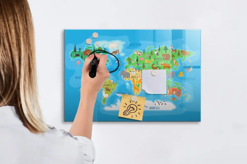 Tablă magnetică cu hartă și desene animate pentru copii