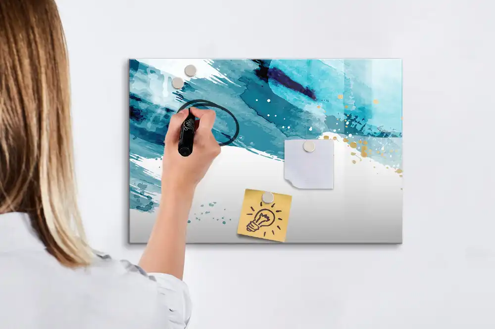 Tablă magnetică cu aspect de pensulă pentru markere