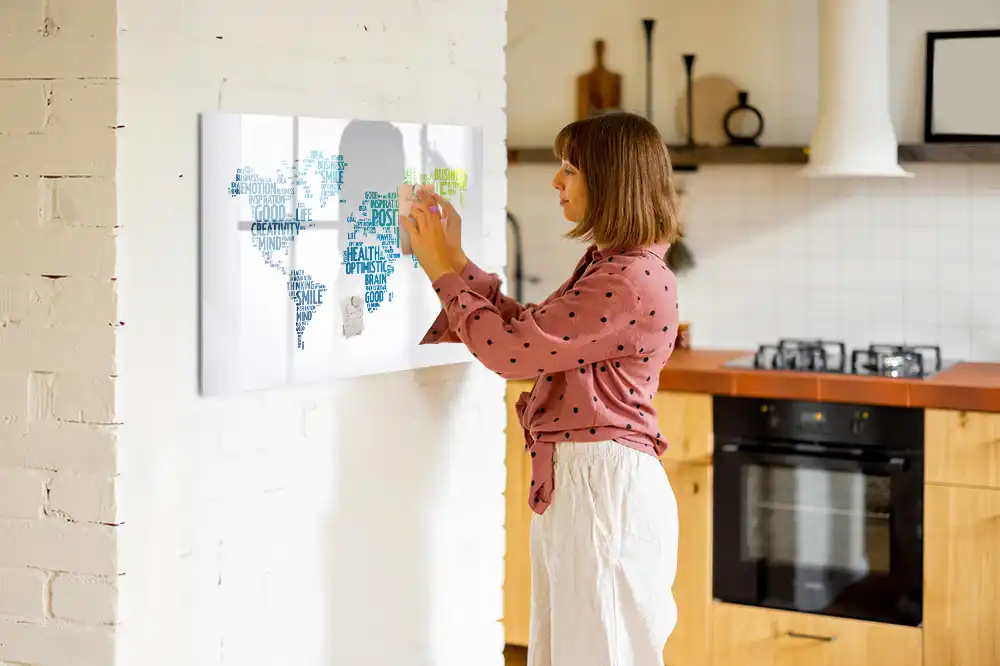 Tablă magnetică cu marker și design hartă cu mesaje inspiraționale