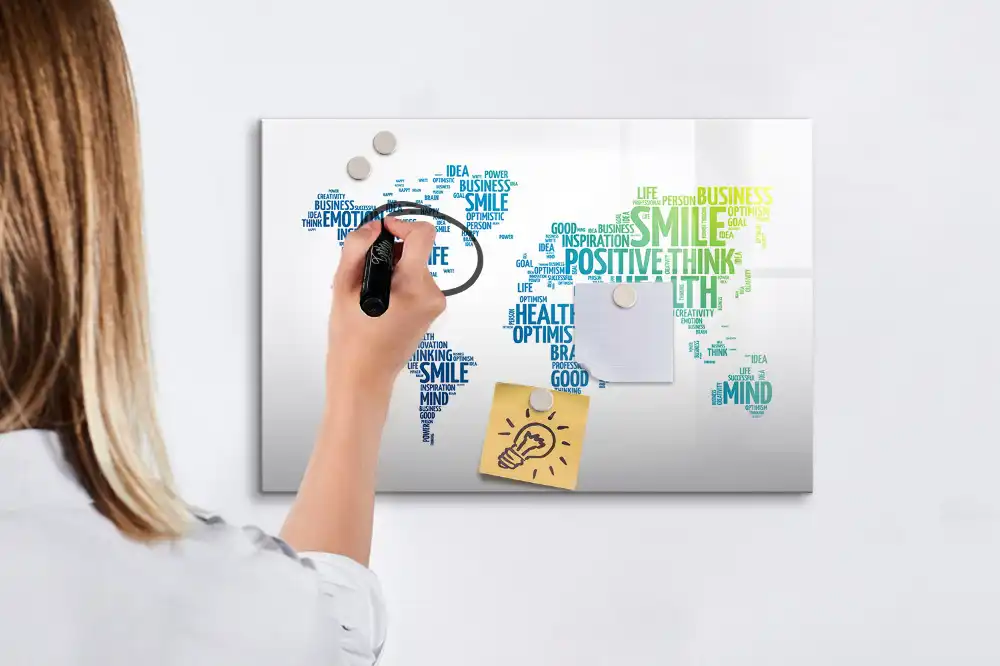 Tablă magnetică cu marker și design hartă cu mesaje inspiraționale