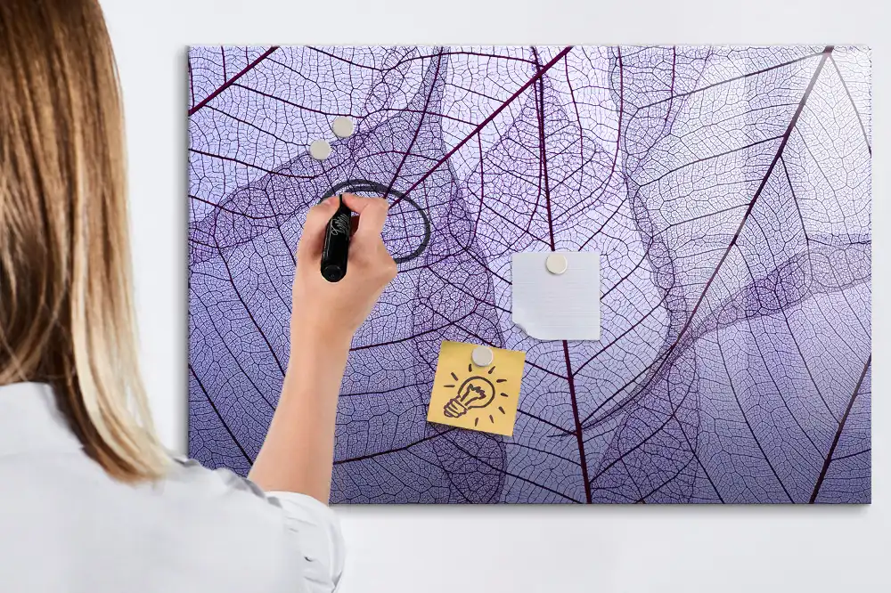 Tablă magnetică cu marker și model frunze în natură