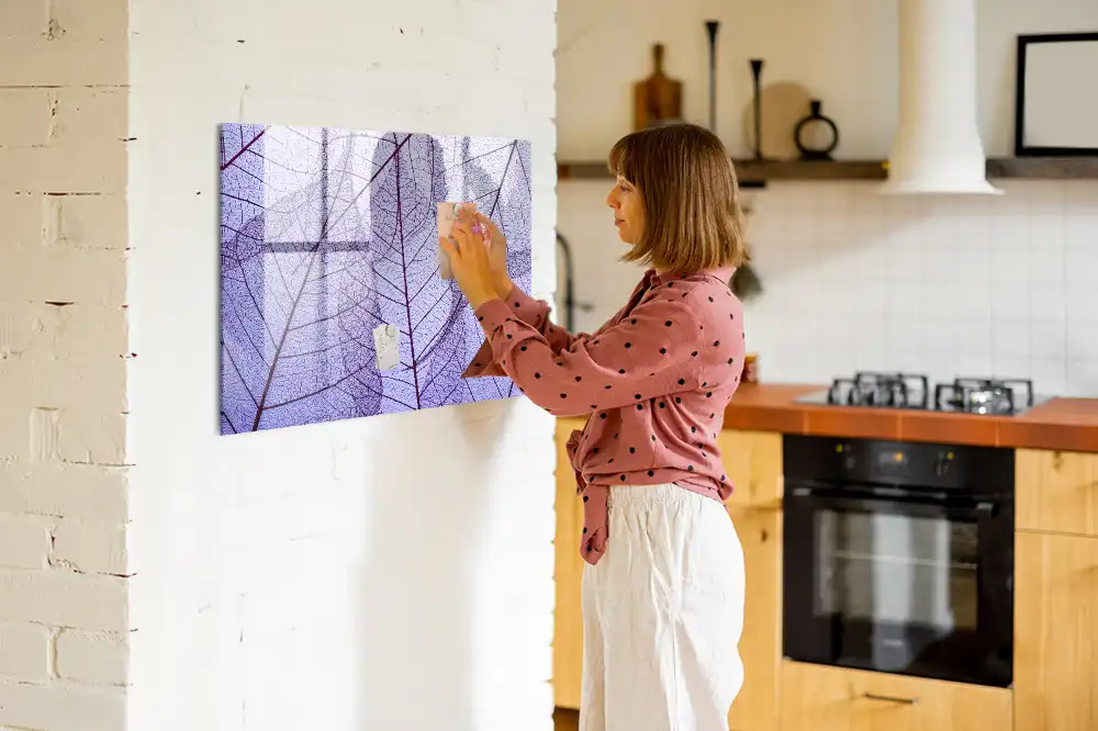 Tablă magnetică cu marker și model frunze în natură