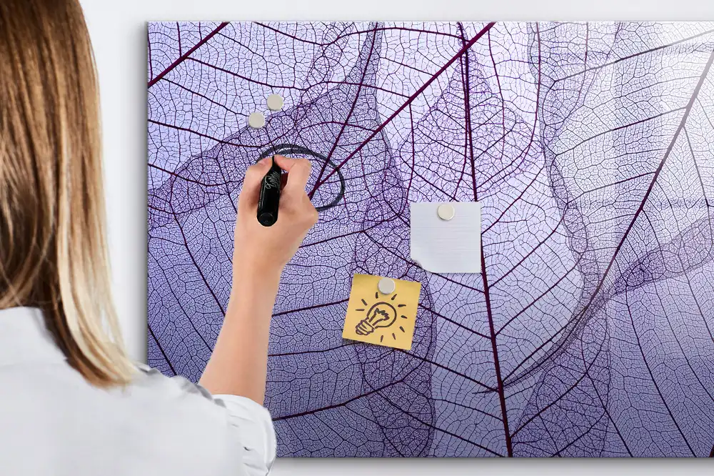 Tablă magnetică cu marker și model frunze în natură