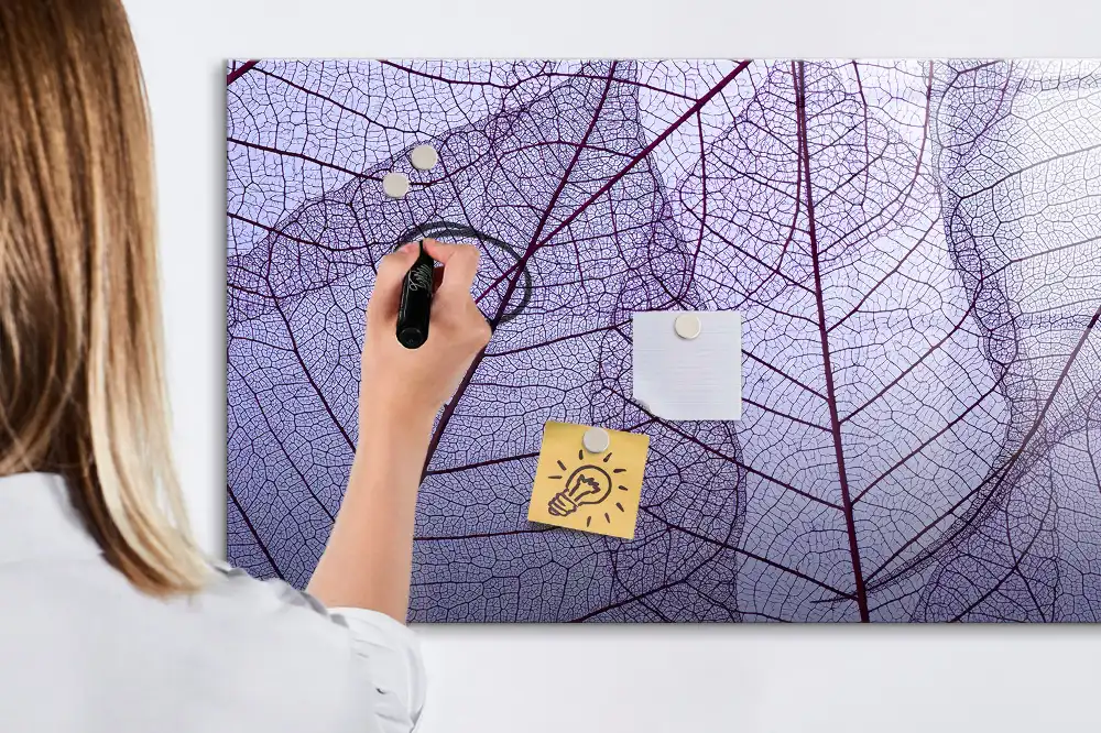 Tablă magnetică cu marker și model frunze în natură