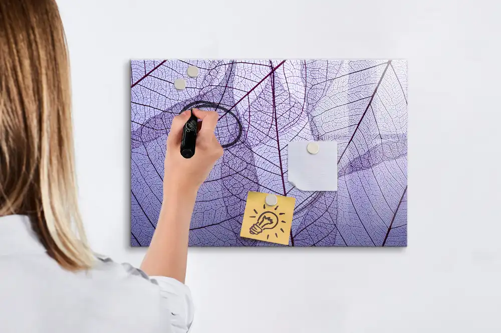 Tablă magnetică cu marker și model frunze în natură