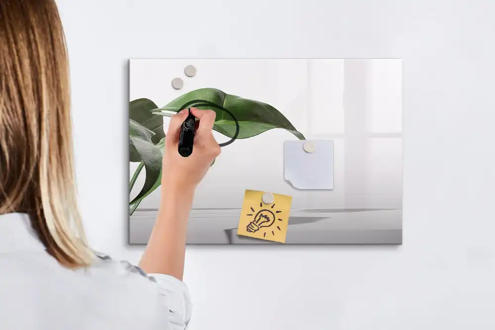 Tablă magnetică cu design abstract de crenguțe și frunze