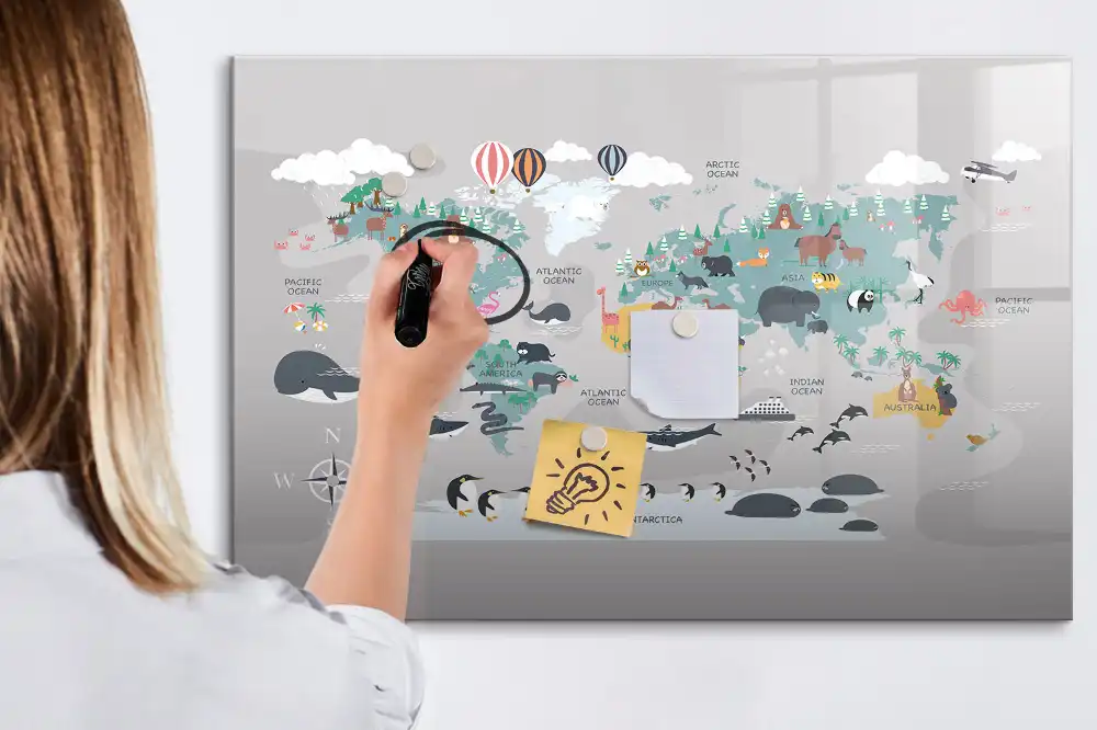 Tablă cu marker și model de glob pământesc cu desene animate