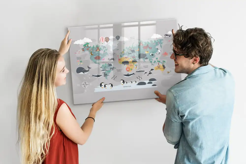 Tablă cu marker și model de glob pământesc cu desene animate