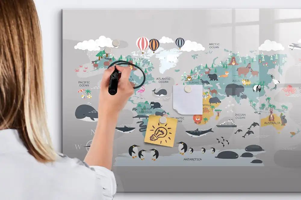 Tablă cu marker și model de glob pământesc cu desene animate