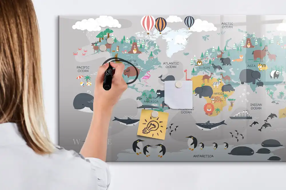 Tablă cu marker și model de glob pământesc cu desene animate