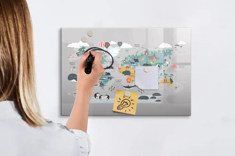 Tablă cu marker și model de glob pământesc cu desene animate