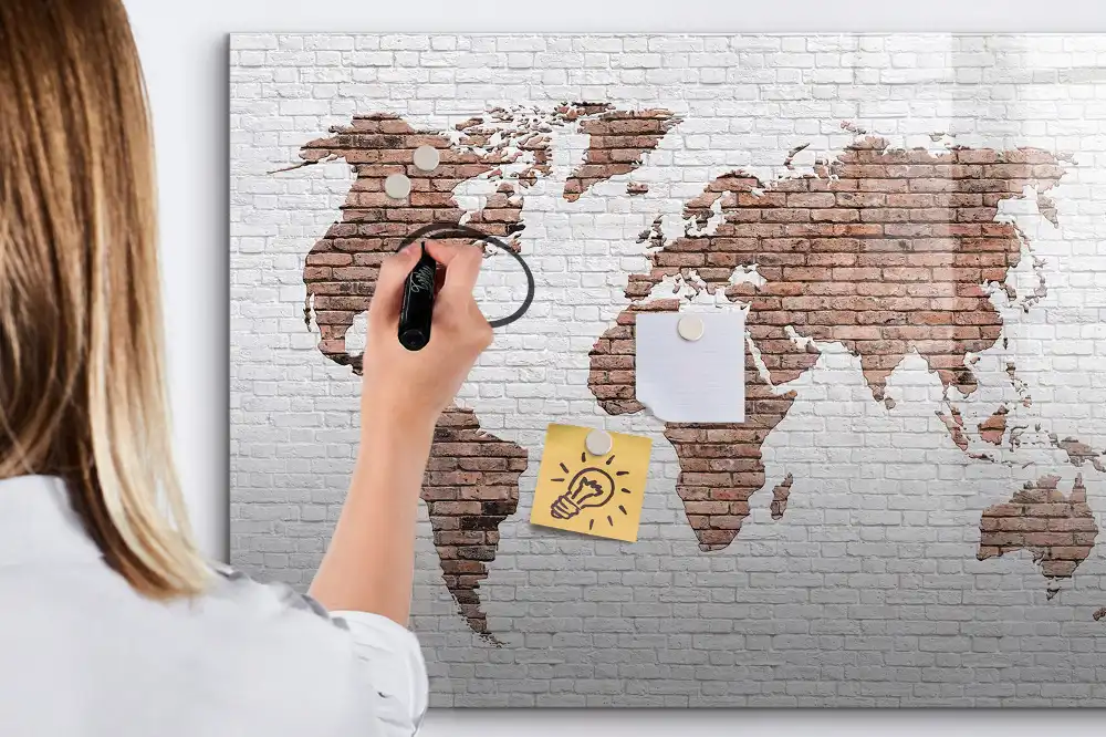 Tablă magnetică cu harta continentelor pe fundal de cărămidă