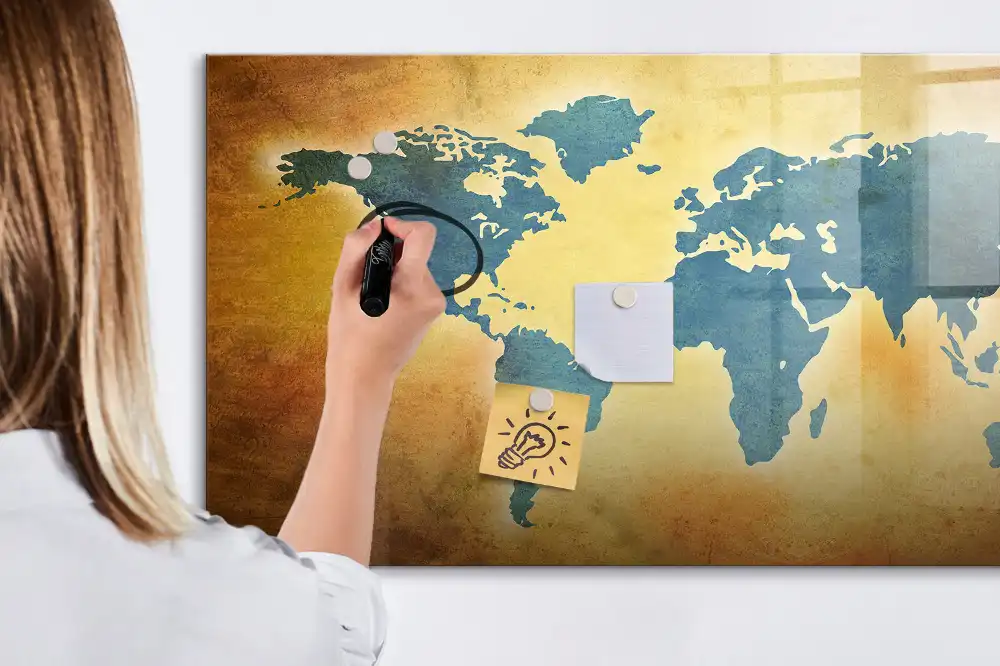 Tablă magnetică cu harta lumii
