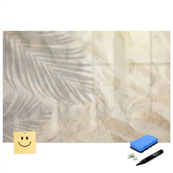 Tablă cu marker imprimată cu umbra unei frunze de palmier pe nisip