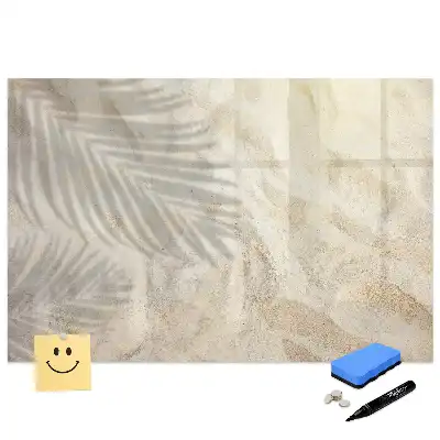 Tablă cu marker imprimată cu umbra unei frunze de palmier pe nisip