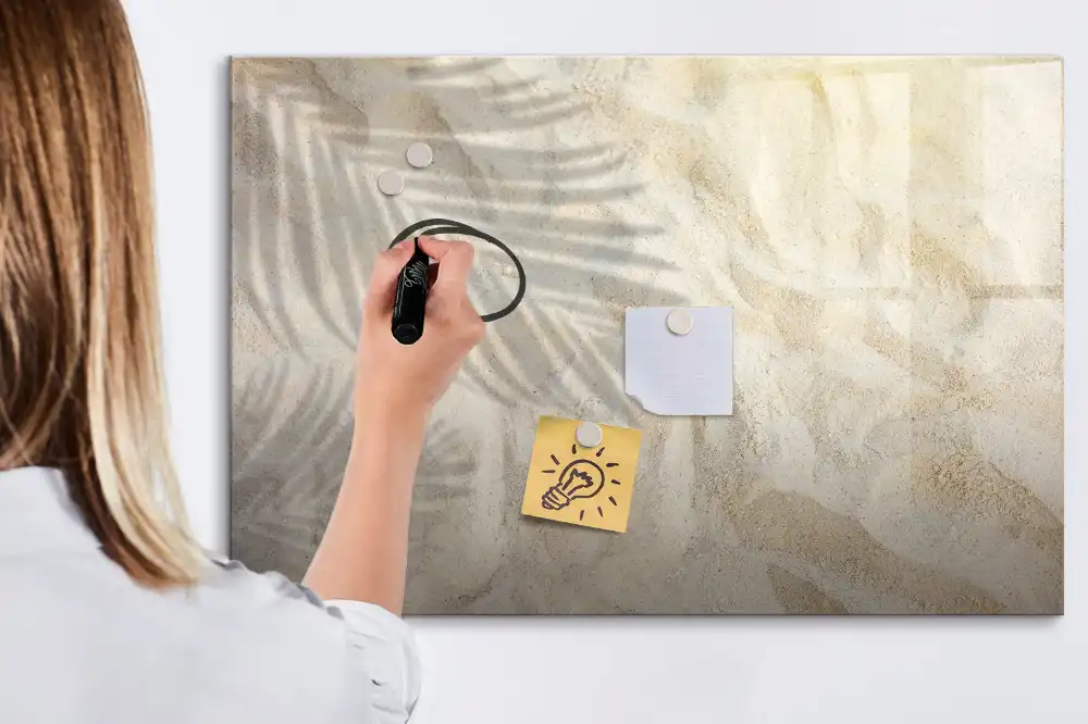 Tablă cu marker imprimată cu umbra unei frunze de palmier pe nisip