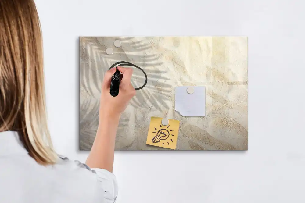 Tablă cu marker imprimată cu umbra unei frunze de palmier pe nisip