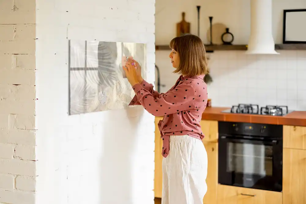 Tablă cu marker imprimată cu umbra unei frunze de palmier pe nisip