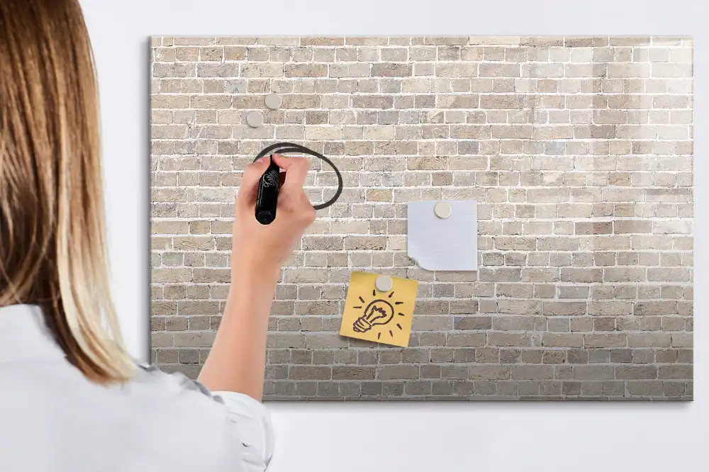 Tablă magnetică pentru scriere cu marker pe fundal de perete din cărămidă