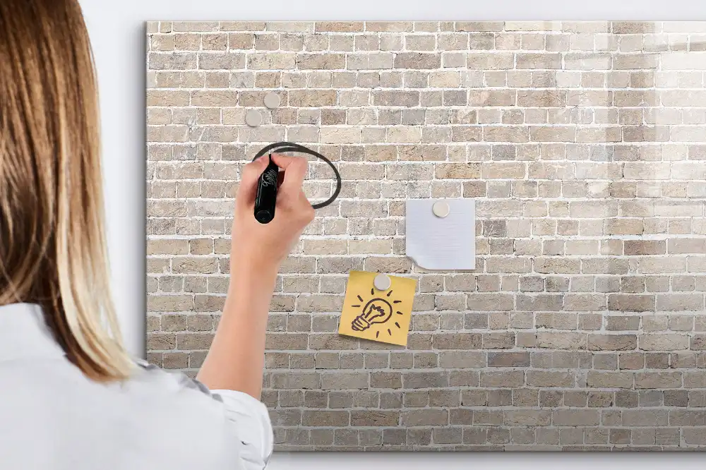 Tablă magnetică pentru scriere cu marker pe fundal de perete din cărămidă