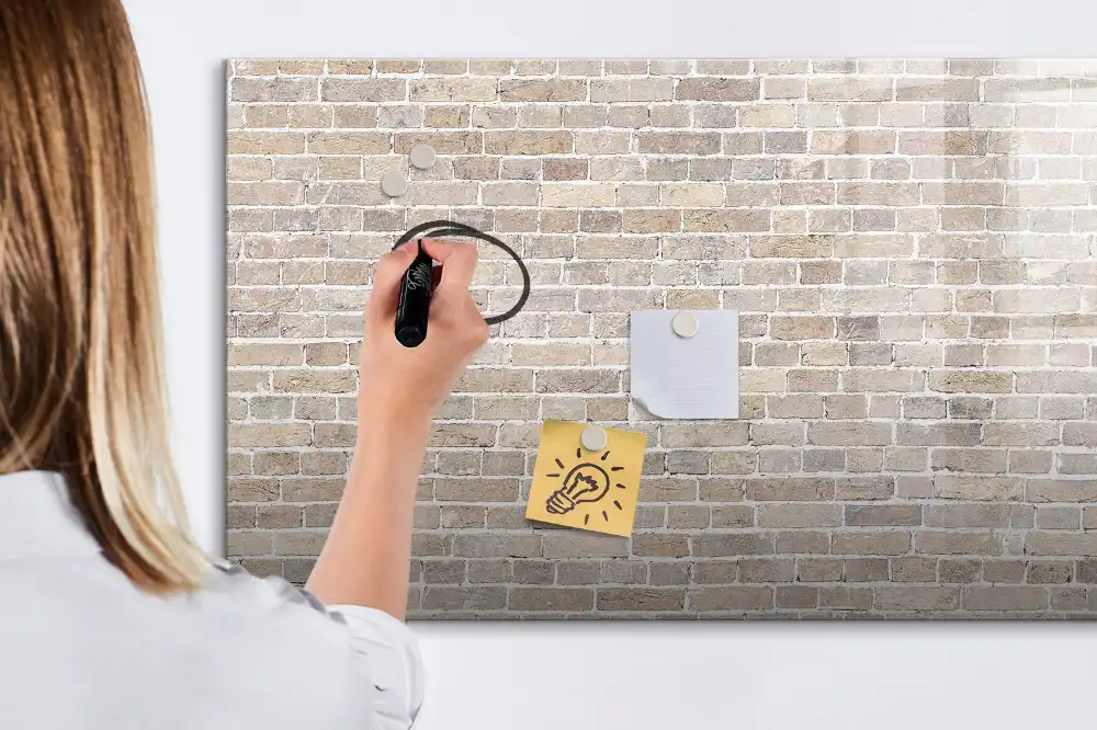 Tablă magnetică pentru scriere cu marker pe fundal de perete din cărămidă