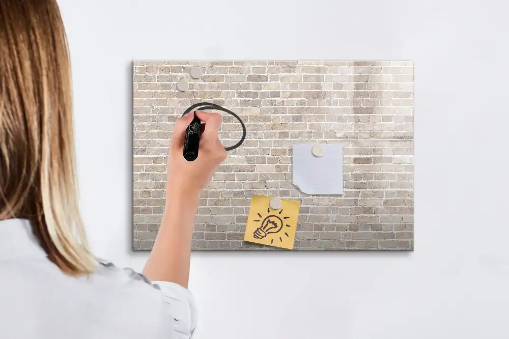 Tablă magnetică pentru scriere cu marker pe fundal de perete din cărămidă