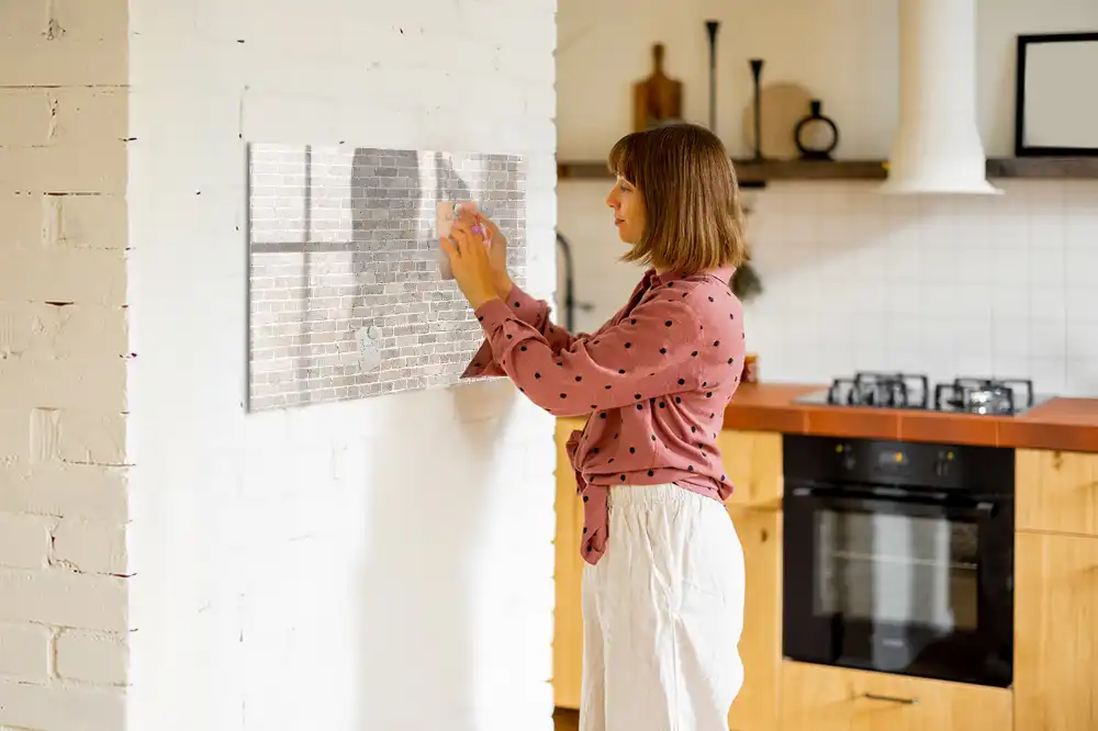 Tablă magnetică pentru scriere cu marker pe fundal de perete din cărămidă