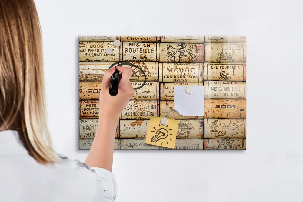 Tablă magnetică pentru colectarea dopurilor de vin